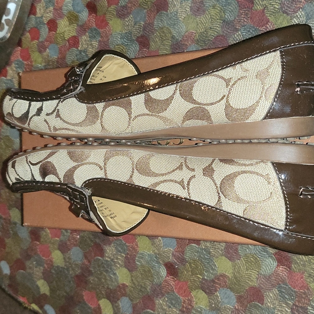 Coach mocha & tan signature moccasins w/ brown patent leather trim/metal emblem - Picture 3 of 10